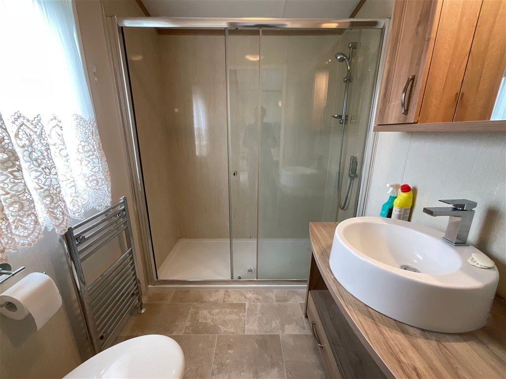 Property photo 3 of 7 En-Suite Shower Room