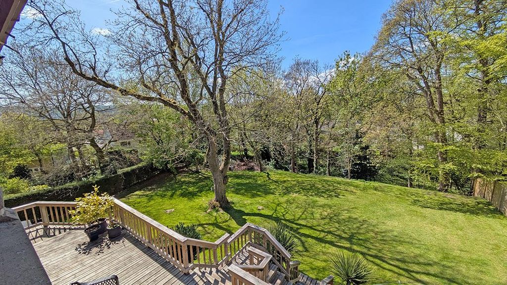 Property photo 2 of 33