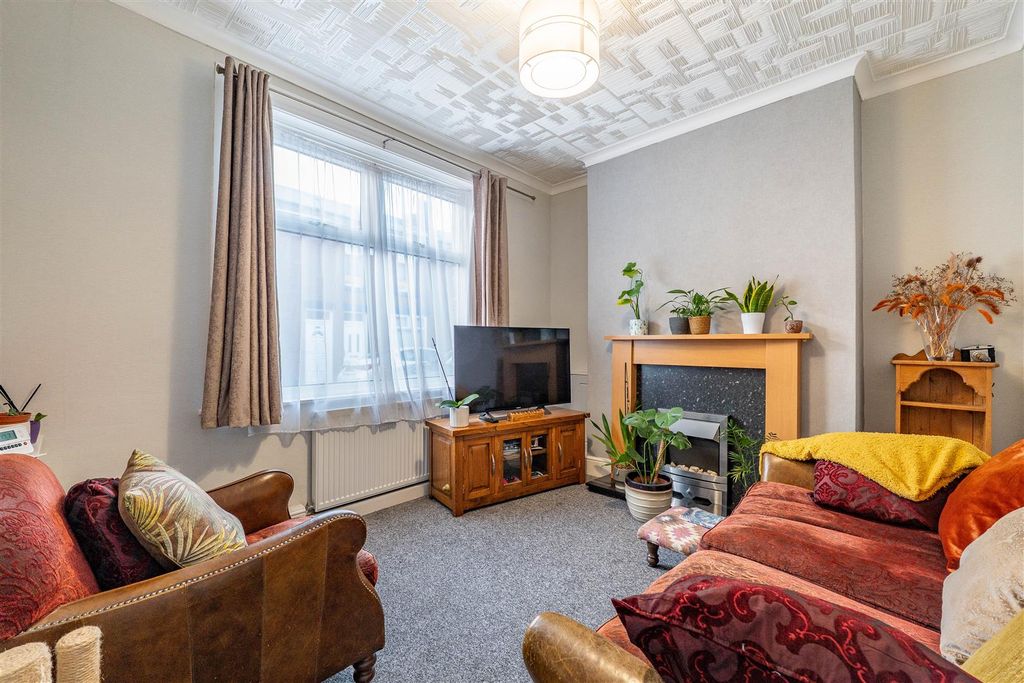 Property photo 2 of 12 Lounge