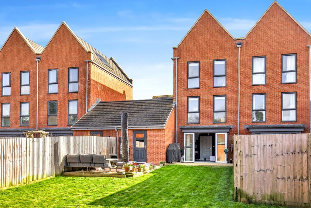 Property photo 2 of 33