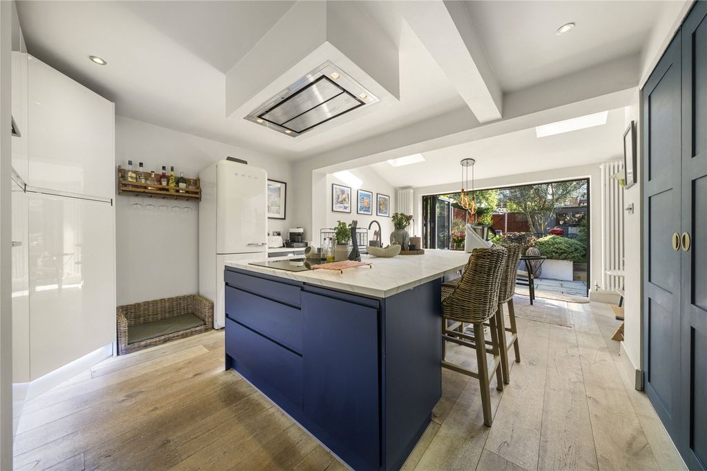 Property photo 2 of 14 Stunning Kitchen