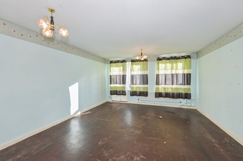 Property photo 2 of 20 70 Madells, Epping, Essex CM16 4Nn