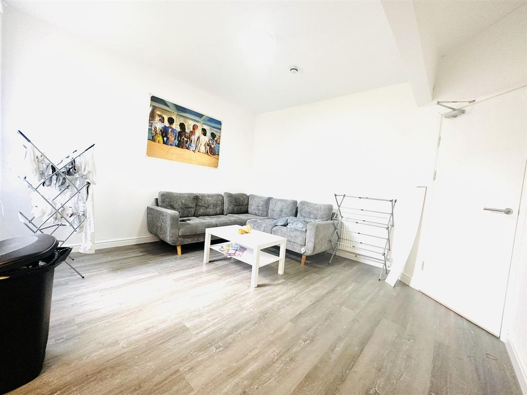 Property photo 3 of 13 Lounge