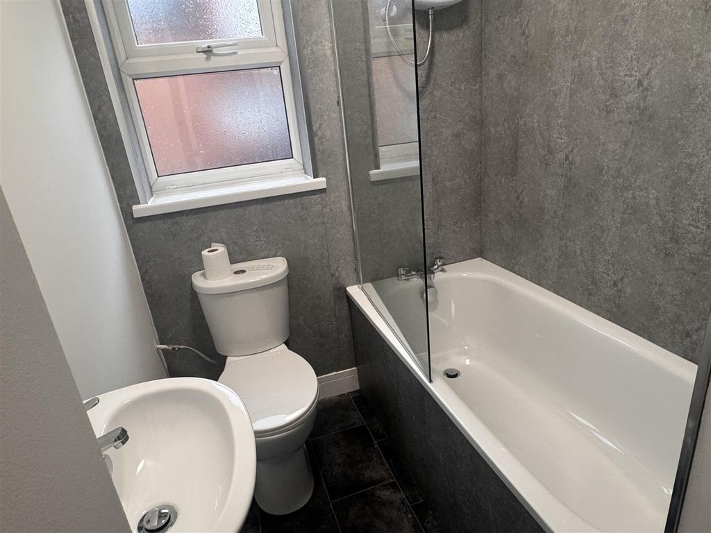 Property photo 3 of 7 Bathroom