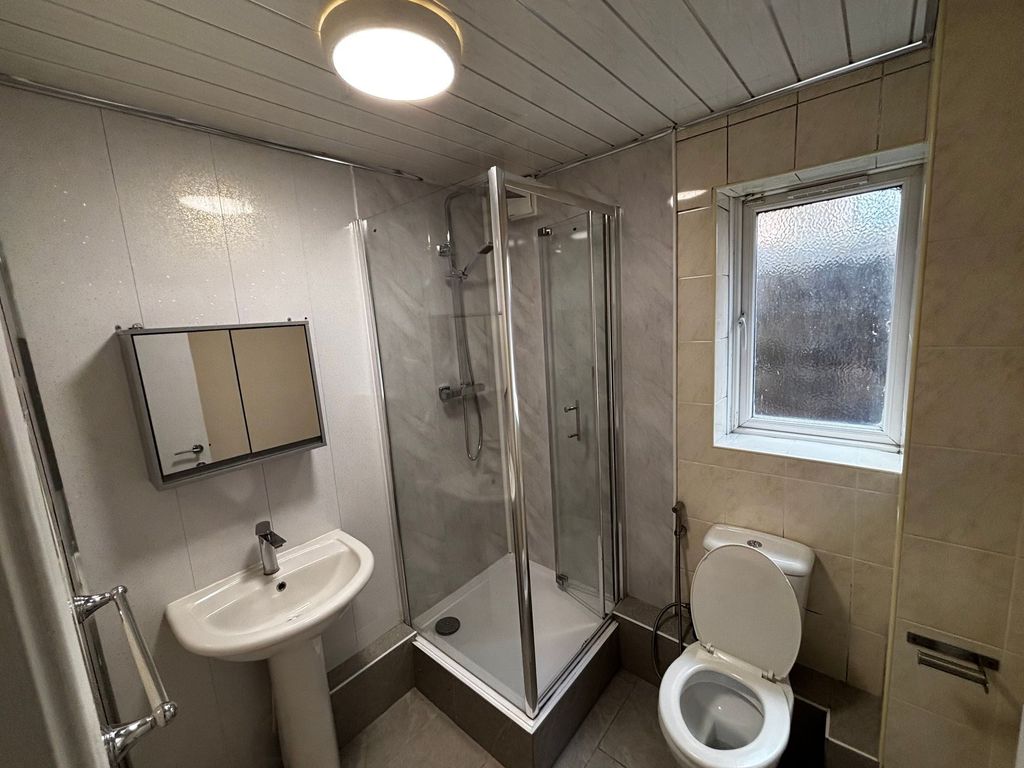 Property photo 3 of 8 A Clean And Functional Bathroom With A Shower Encl...