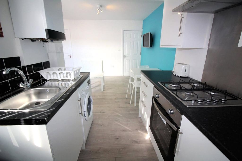 Property photo 2 of 6 Kitchen.Jpg