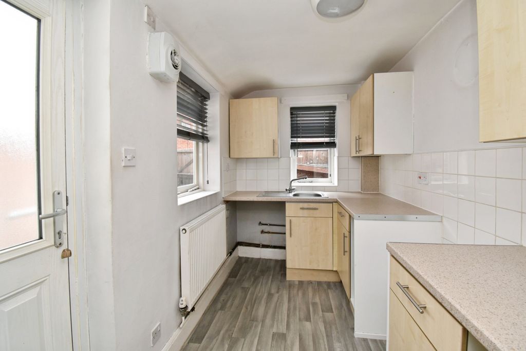 Property photo 3 of 8 Kitchen