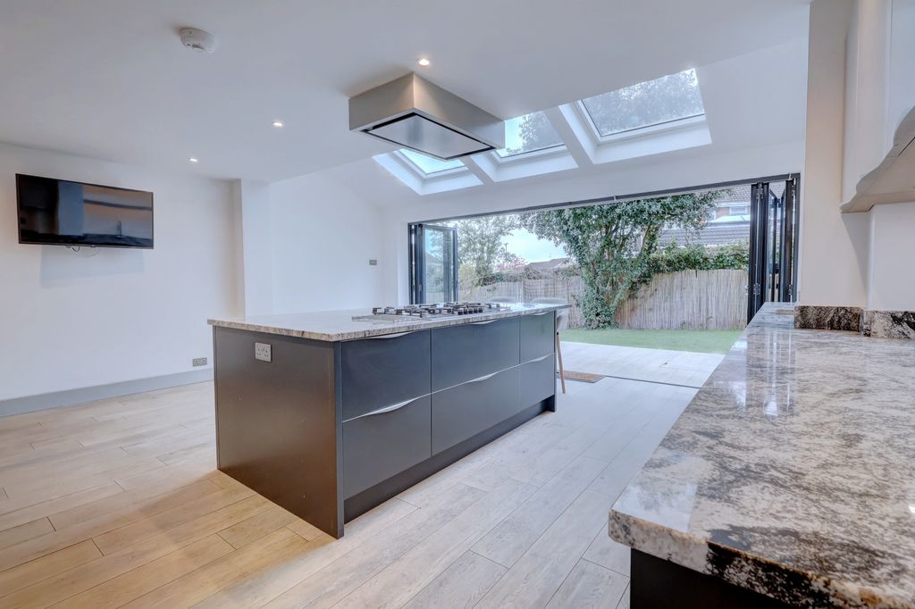 Property photo 2 of 21 Picture No. 15