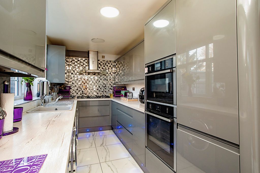 Property photo 2 of 20 Kitchen