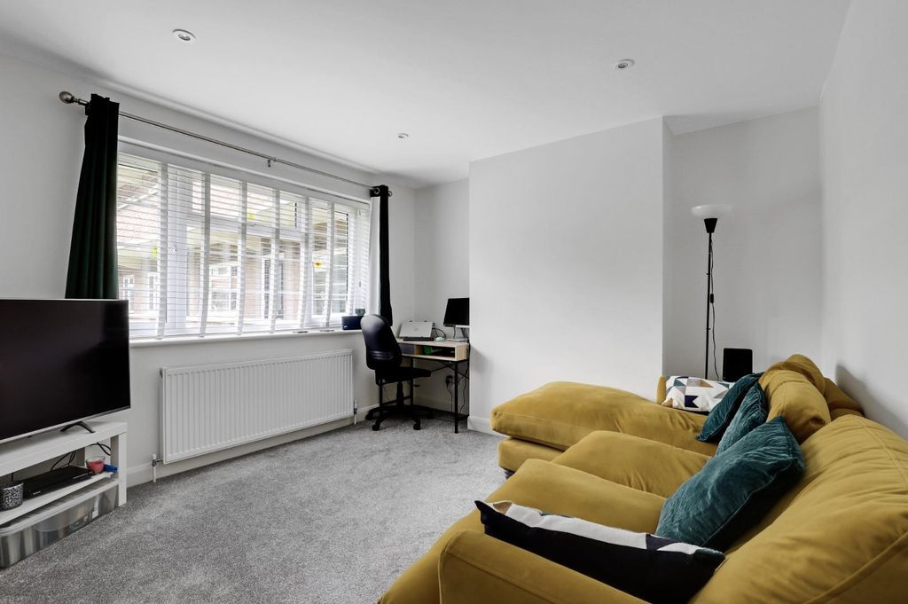Property photo 3 of 15 12-3888Jhpropwpen - 9 Blakewood Court - 34.Jpg