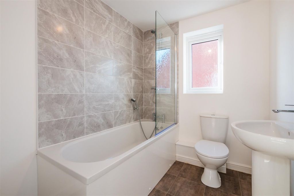 Property photo 3 of 19 Bathroom.Jpg