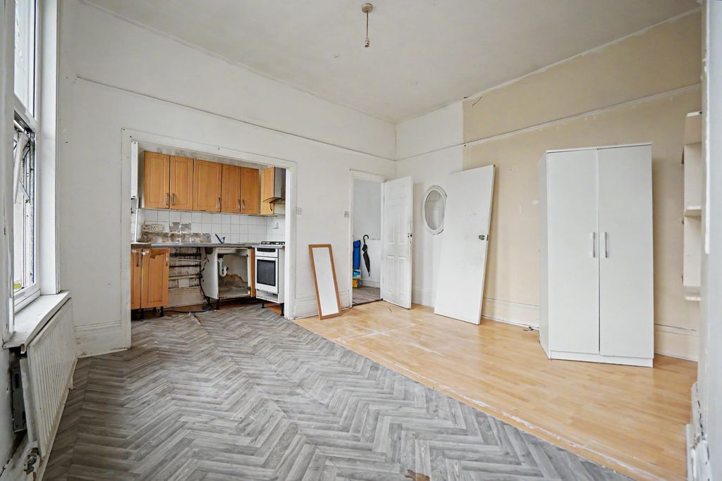 Property photo 3 of 23 First Floor Flat, 192 Queens Road, Peckham, London Se15 2Hp