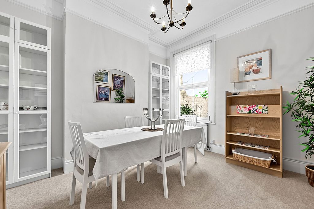 Property photo 3 of 18 40_Bembridge_Crescent_New-Small_4