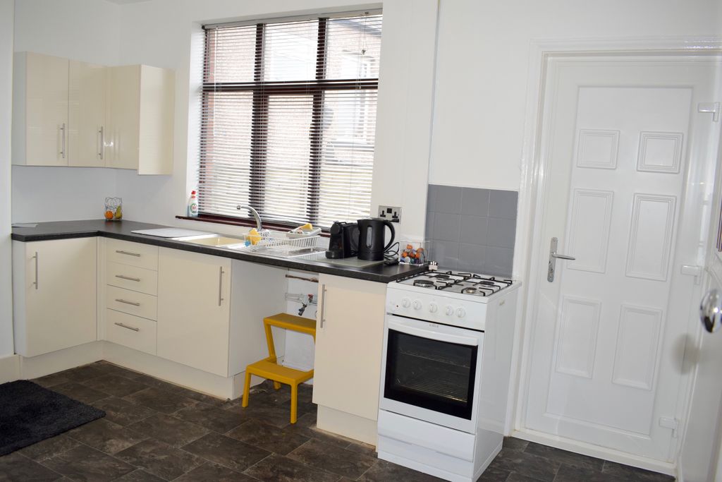 Property photo 3 of 19 Kitchen Image 1