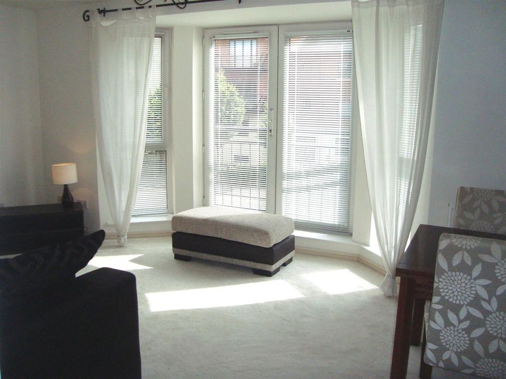 Property photo 3 of 14 Lounge (2)