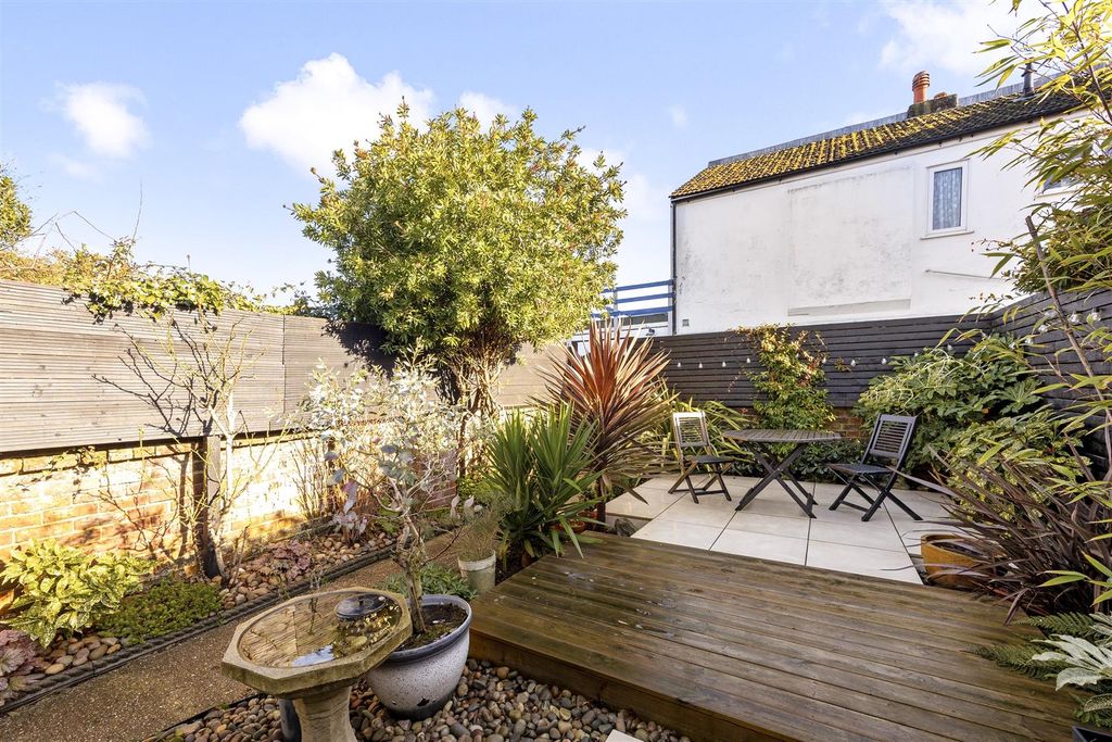 Property photo 2 of 29 South Farm Road 88, Top Floor Flat-032.Jpg