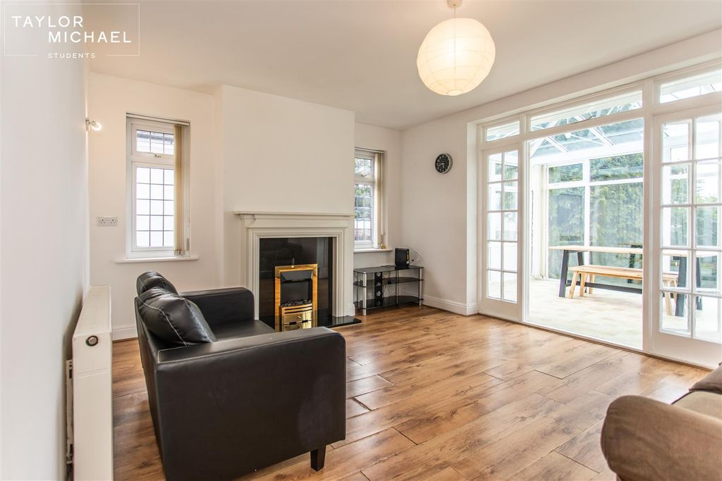 Property photo 2 of 18 Living Room