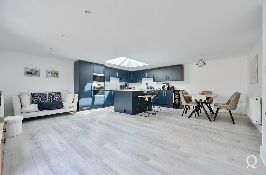 Property photo 2 of 23 0F37E481-11Fe-4A5...