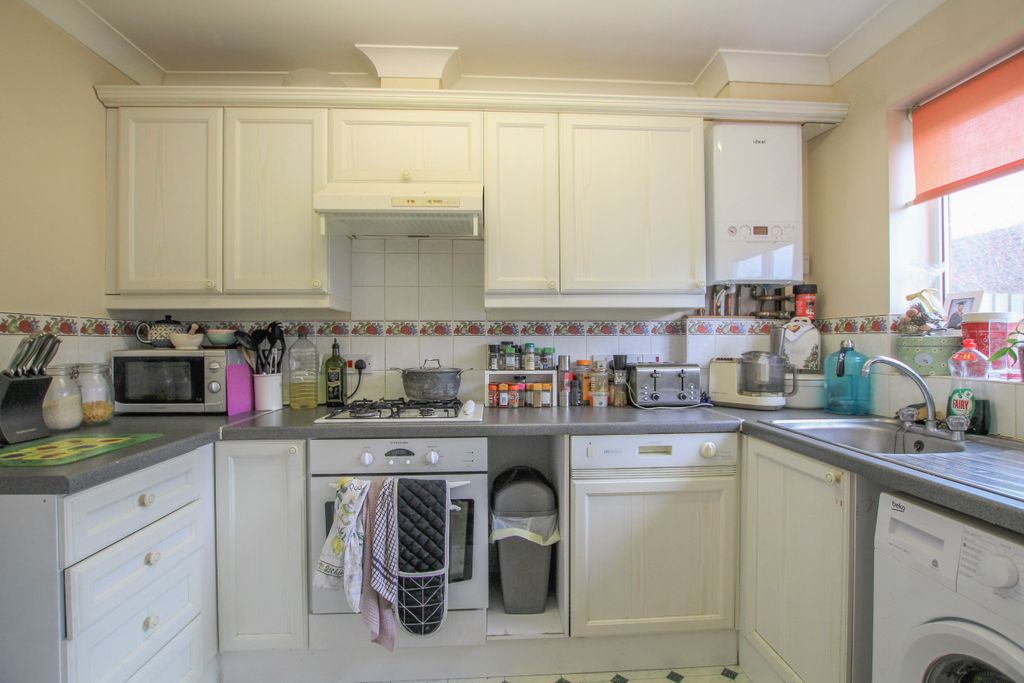Property photo 3 of 8 Kitchen