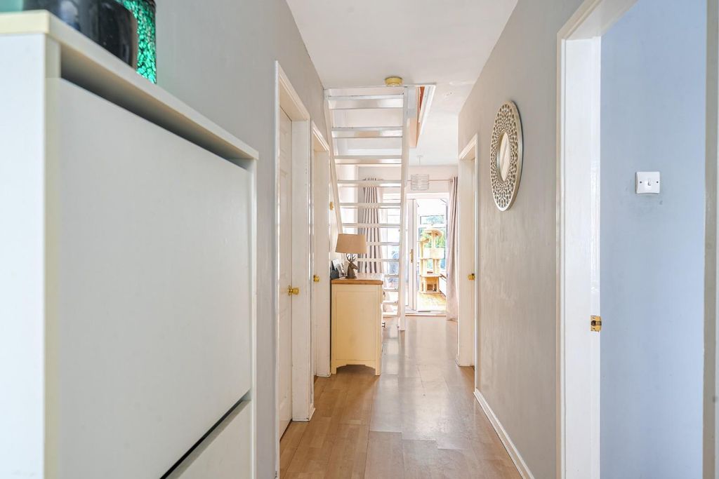 Property photo 2 of 17 Hallway.Jpg