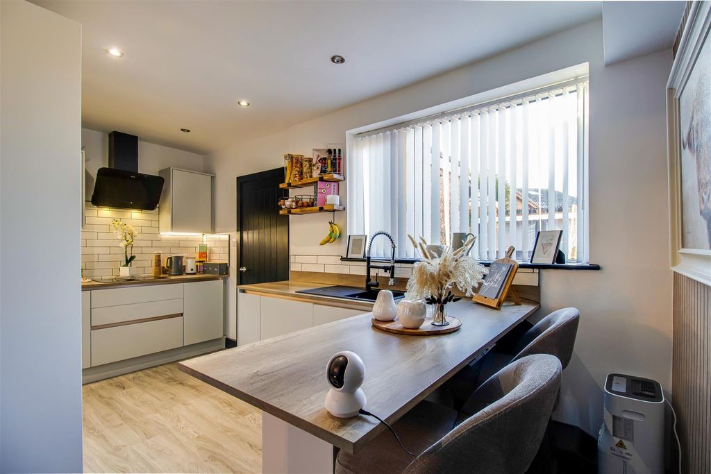 Property photo 3 of 15 Kitchen/Breakfast Room