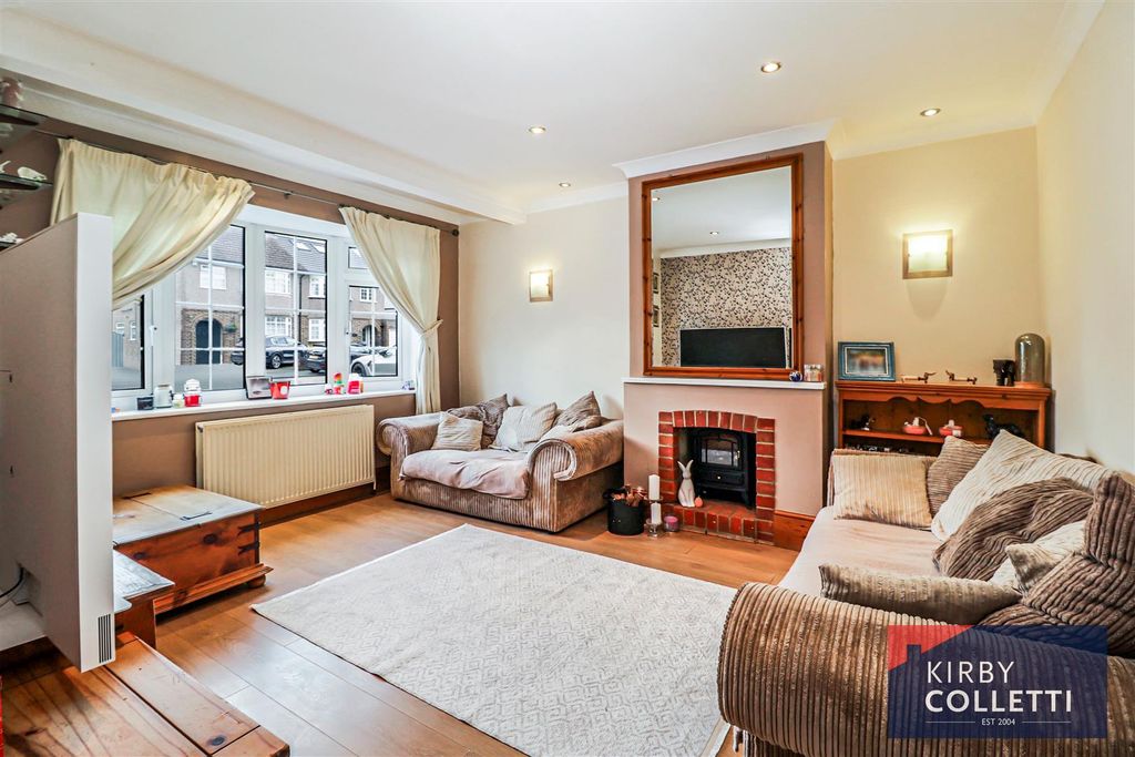 Property photo 2 of 31 Lounge