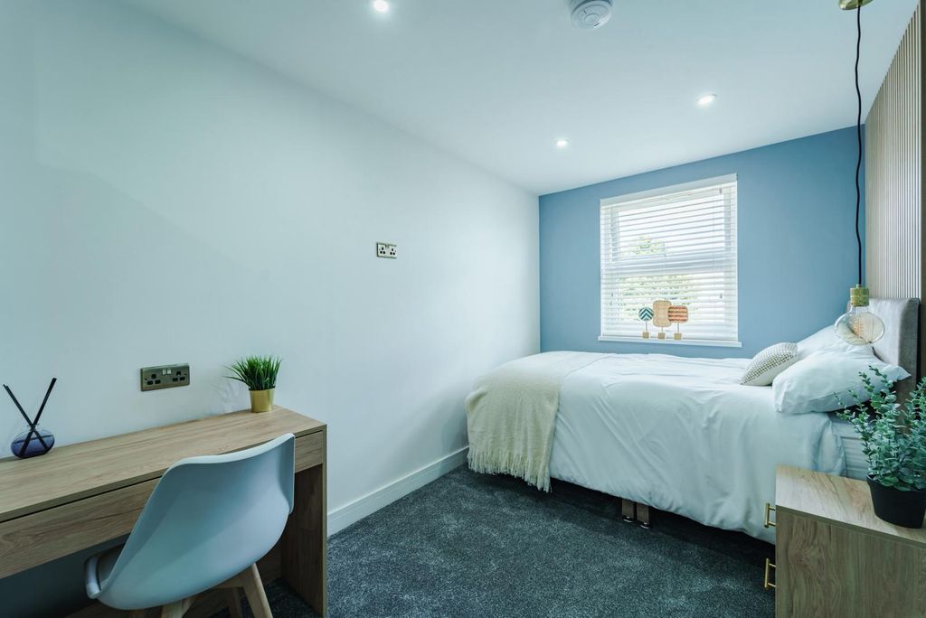 Property photo 3 of 12 R2 5