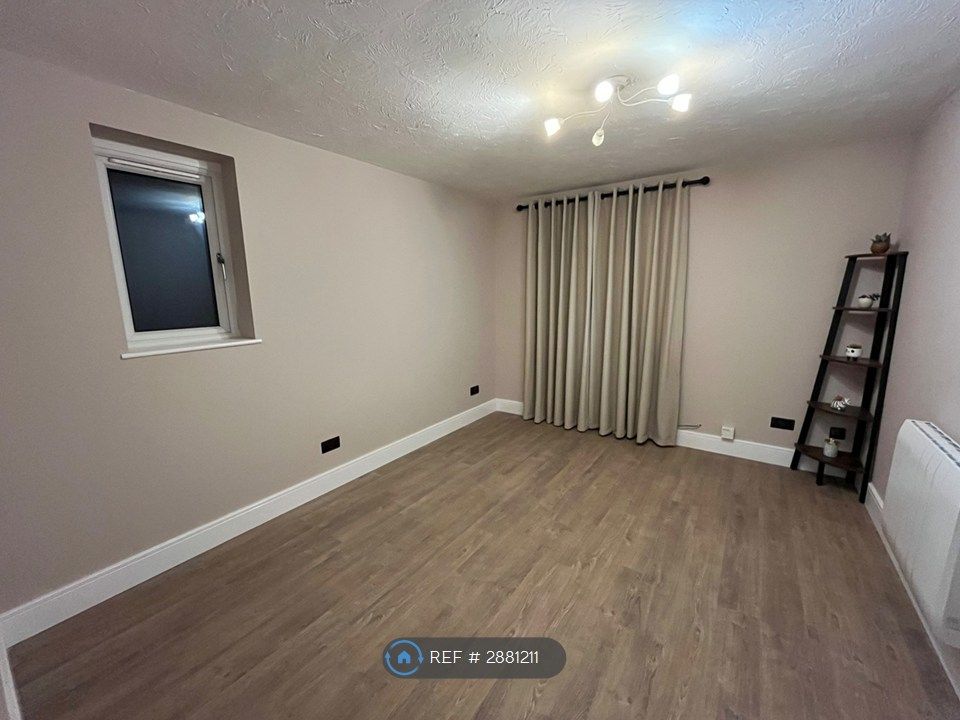 Property photo 1 of 8 Living Room