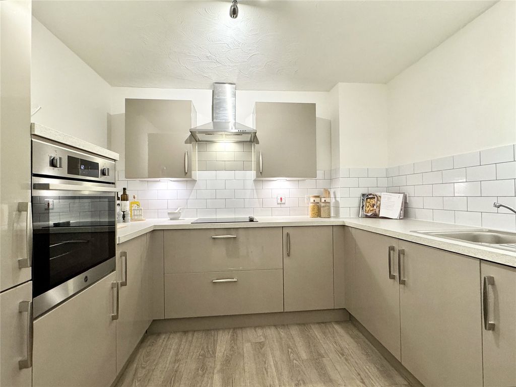 Property photo 3 of 12 Show Flat