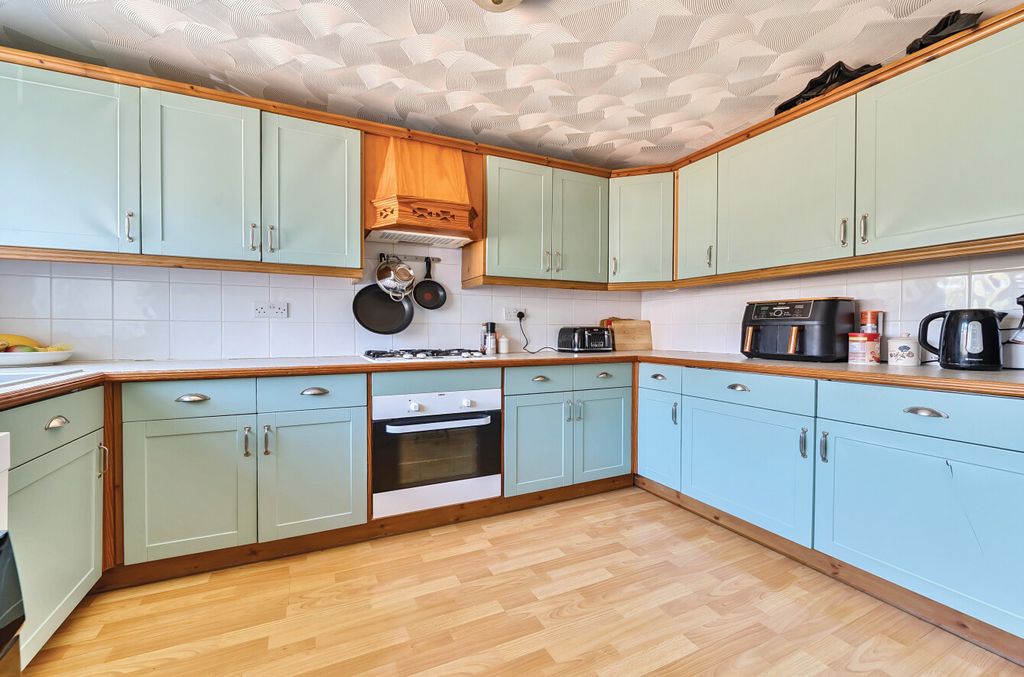 Property photo 2 of 10 1316850-12-686Fa1...