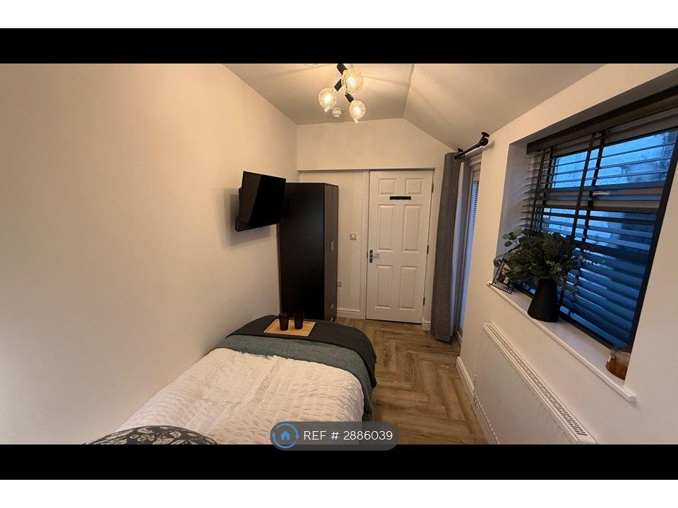 Property photo 3 of 8 Room 2