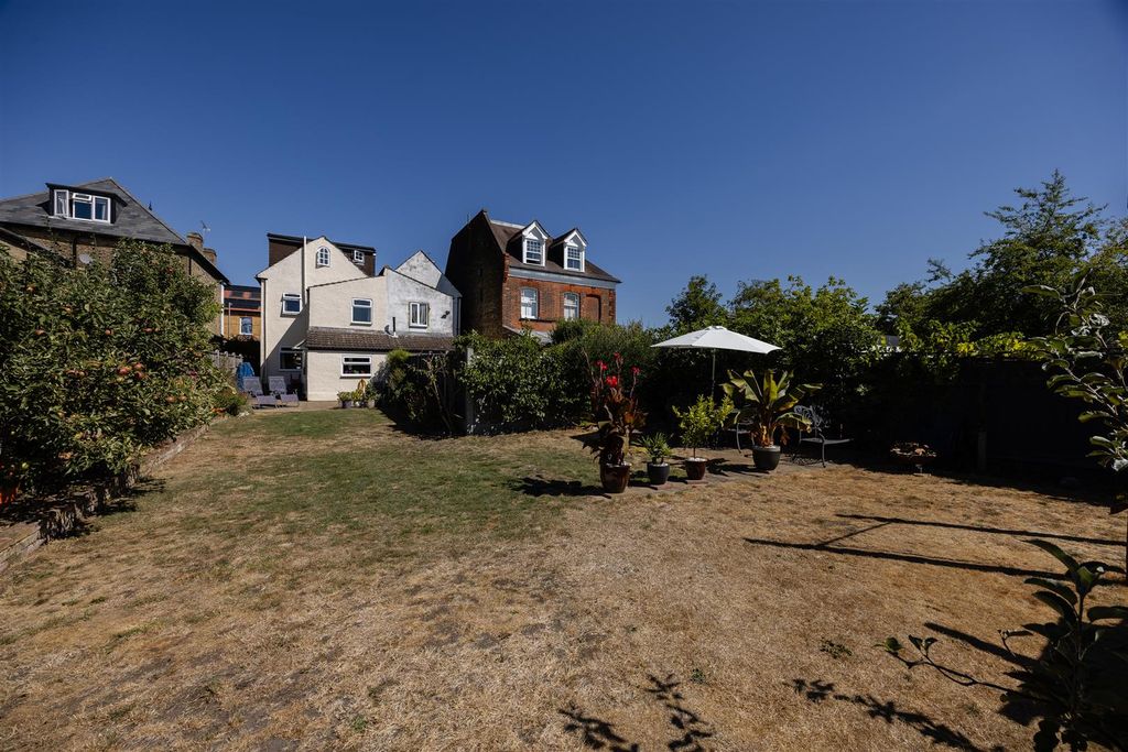Property photo 2 of 42 Chelmsford Road, E18
