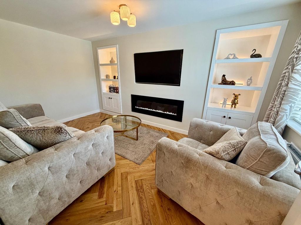 Property photo 3 of 20 Lounge