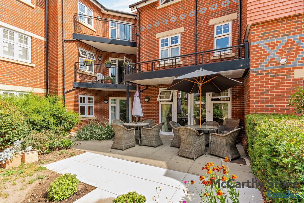Property photo 3 of 11 8698607-Exterior02-800.Jpg