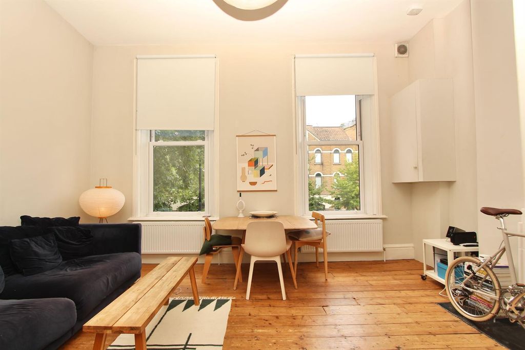 Property photo 1 of 15 Stoke Newington High Street, N16