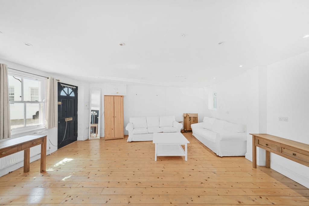 Property photo 2 of 20 Osten Mews