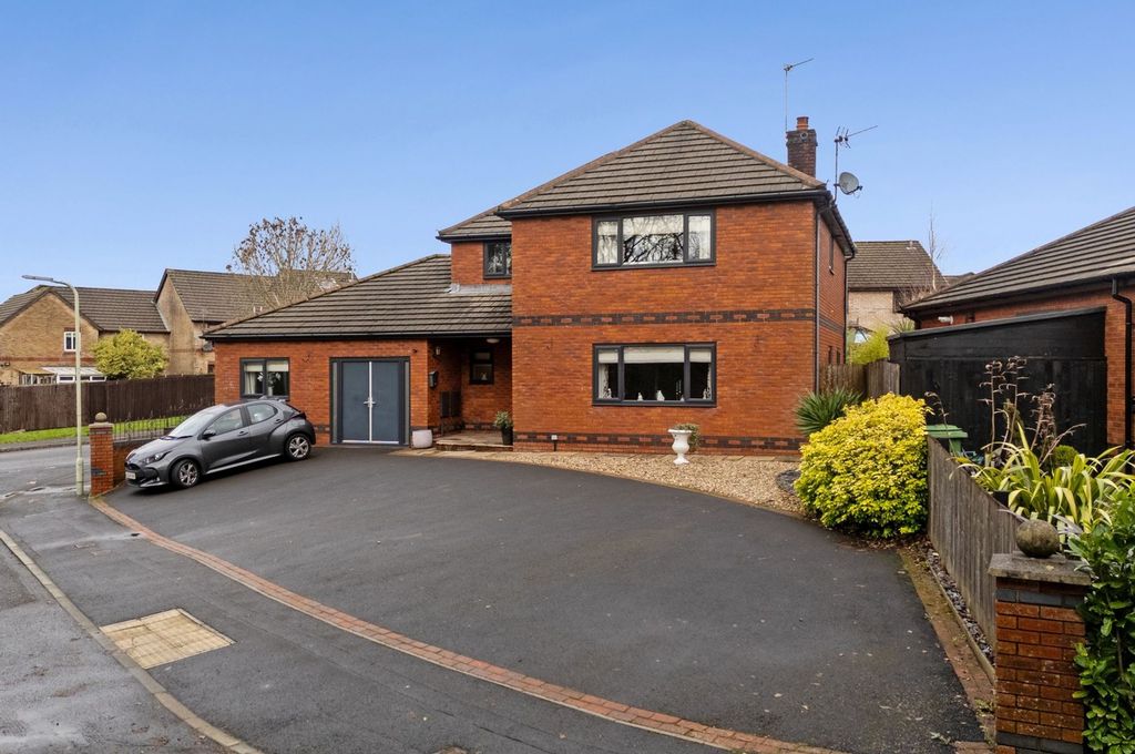 Property photo 3 of 61 Parking For 6/7 Cars