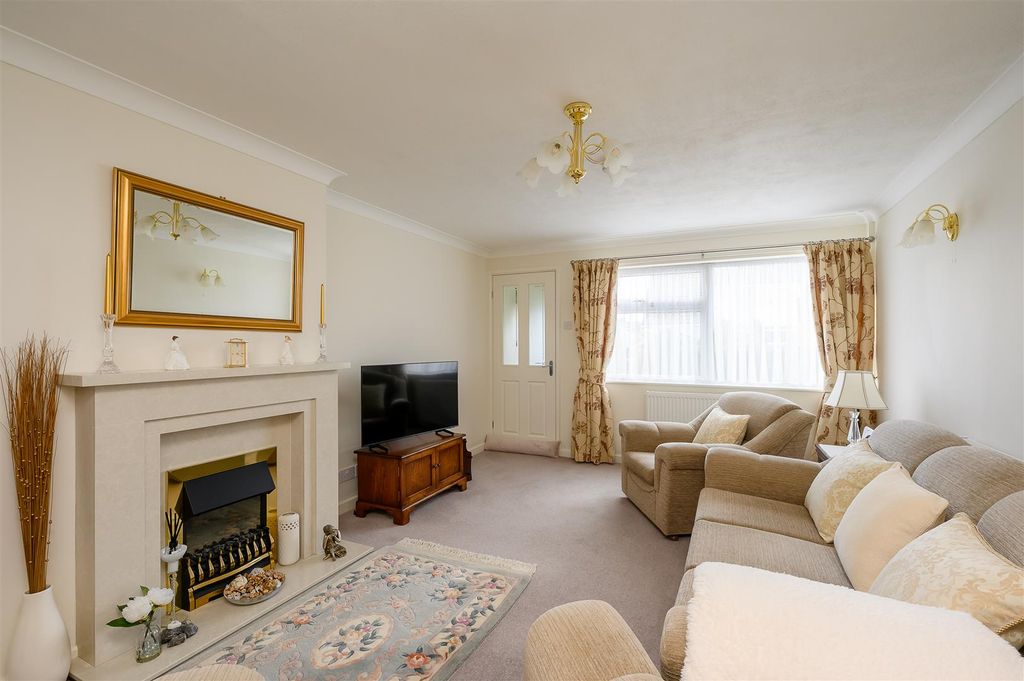 Property photo 3 of 16 Lounge