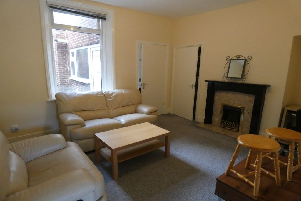Property photo 3 of 7 Living Room