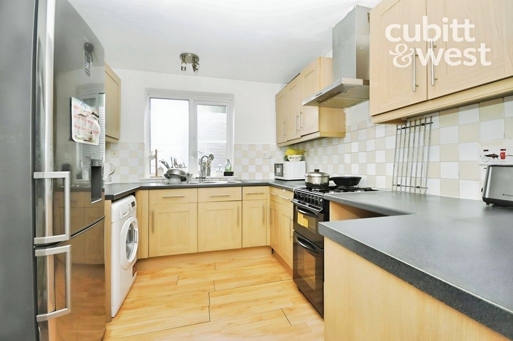 Property photo 2 of 11 Kitchen