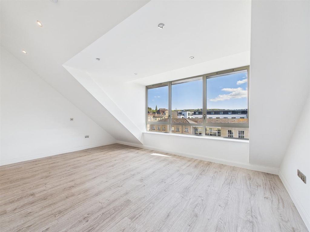 Property photo 2 of 18 2 - Modern 2-Bedroom Flat For Auction In Bath.Jpg