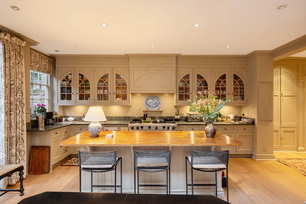 Property photo 2 of 32