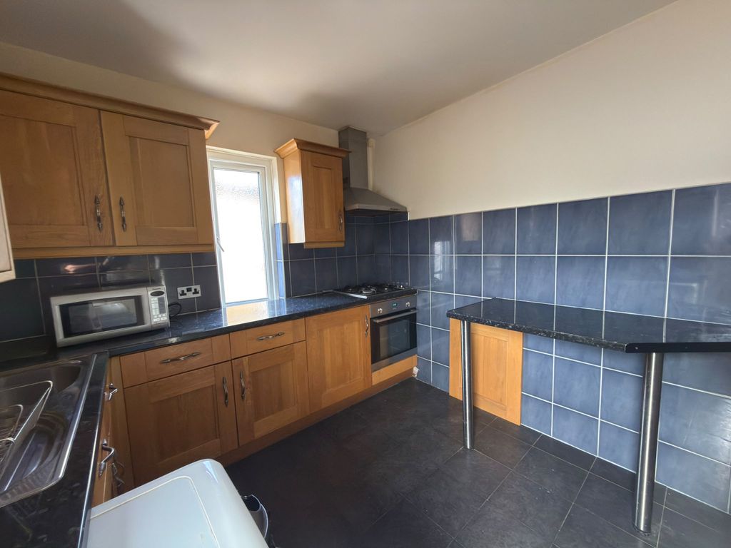 Property photo 1 of 8 Two Bed Two Bathrooms Close To Gants Hill Station -
