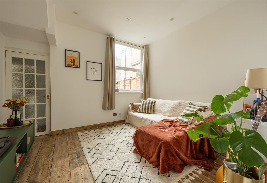 Property photo 1 of 21 Cann Hall Road, E11