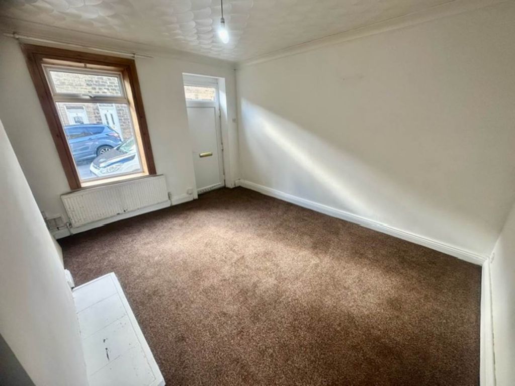 Property photo 1 of 18 Living Room