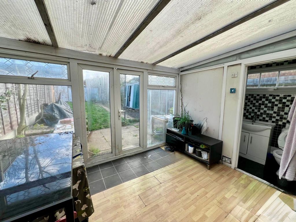 Property photo 3 of 9 102 Charterhouse Avenue (9)