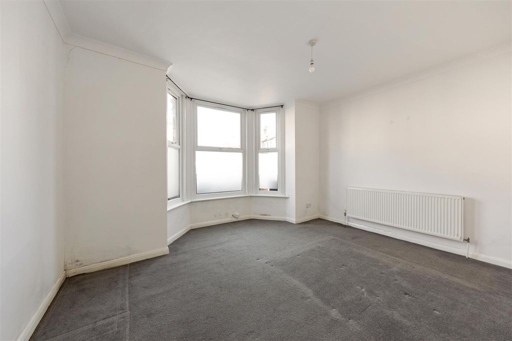 Property photo 2 of 16 Ivy Road, E17