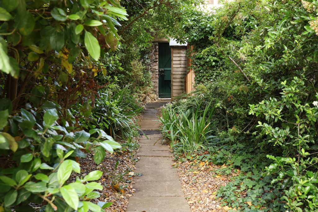 Property photo 2 of 11 Garden