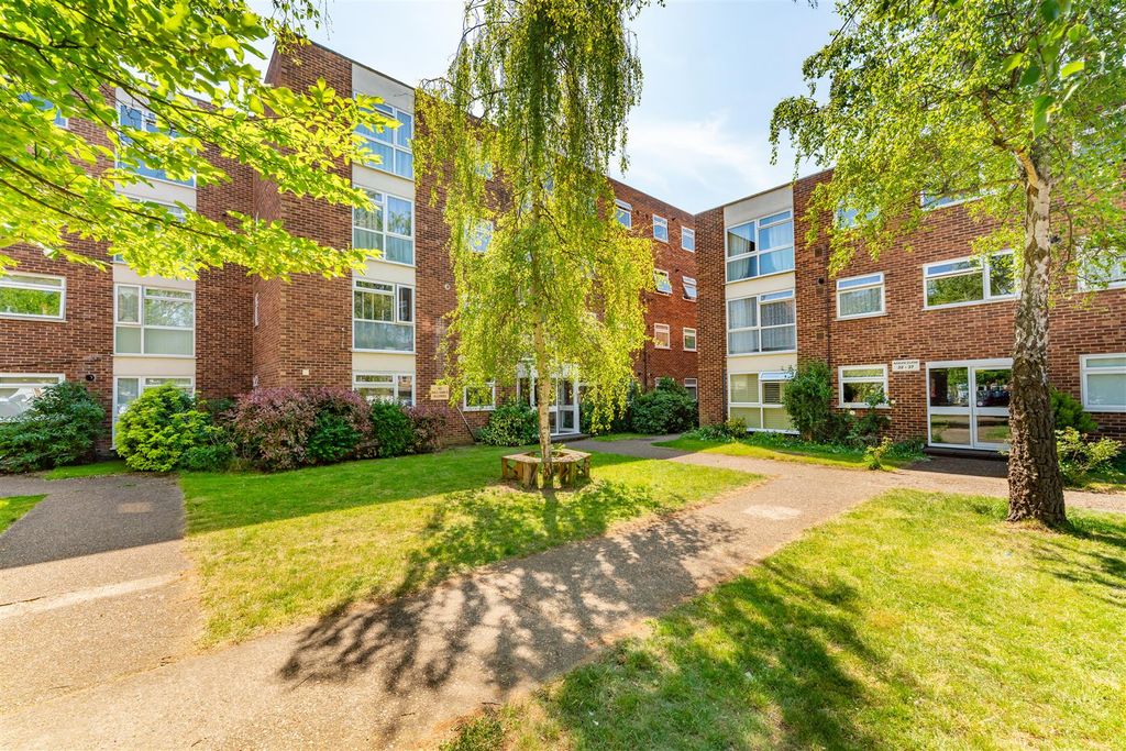 Property photo 1 of 8 28 Azalea Close.Jpg