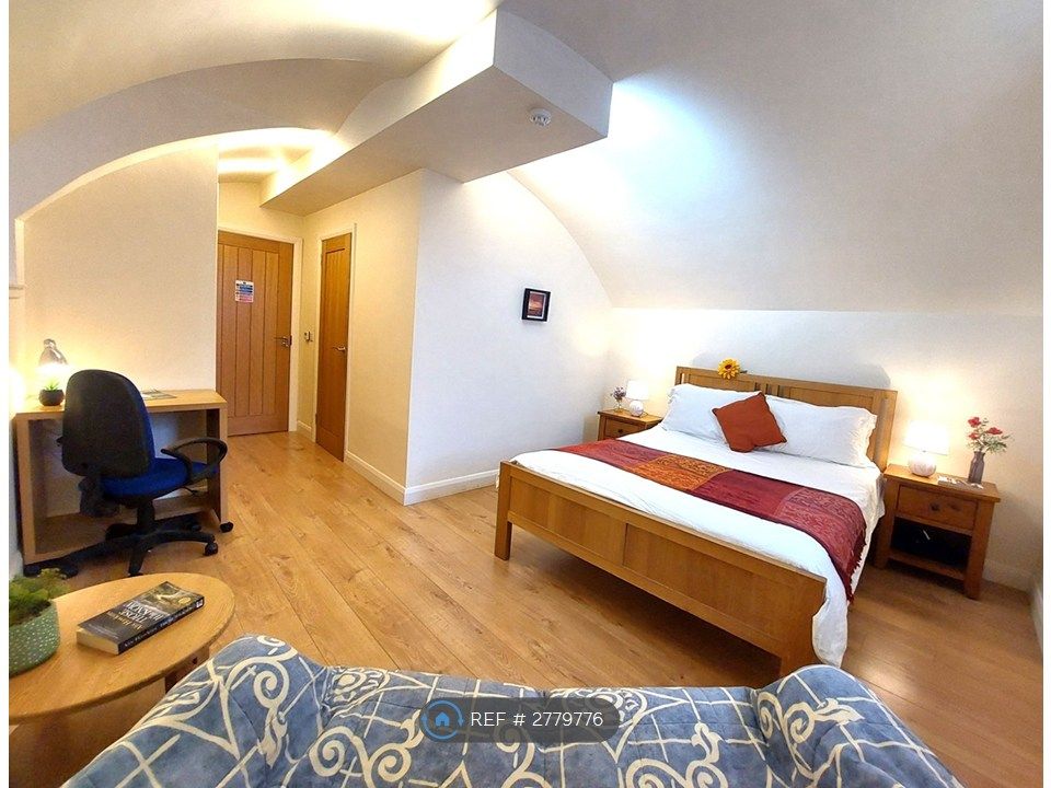 Property photo 1 of 17 Room 3 - Biggest Room - £730/Mo Inc Bills
